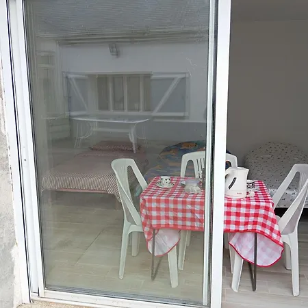 Chez Lou Et *